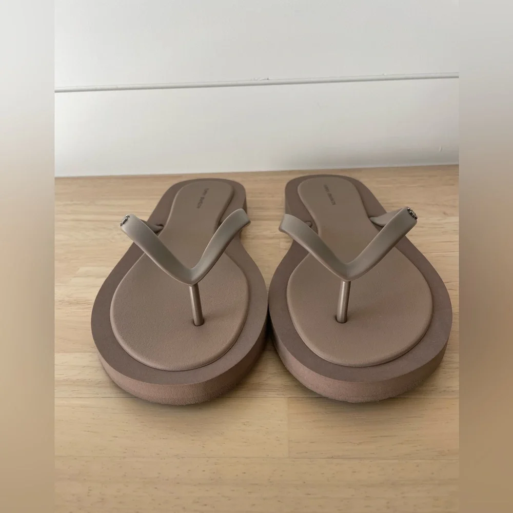 NWT Tory Burch Kira Padded Flip Flop - Color:
Mountain Gray / Silver, Size 8 - Picture 3 of 11